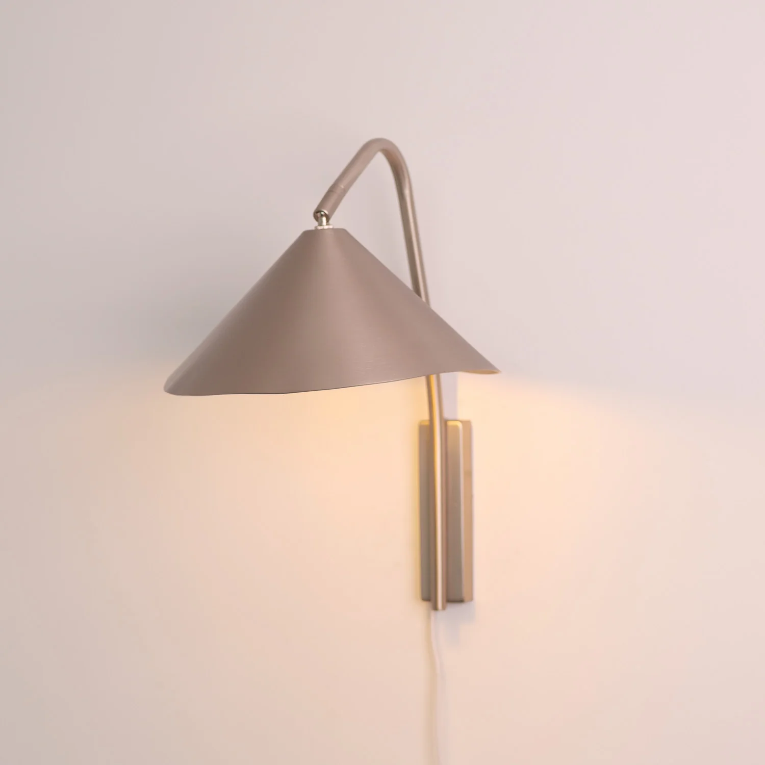 Arne Industrial minimalist brushed aluminium wall light - Image 2