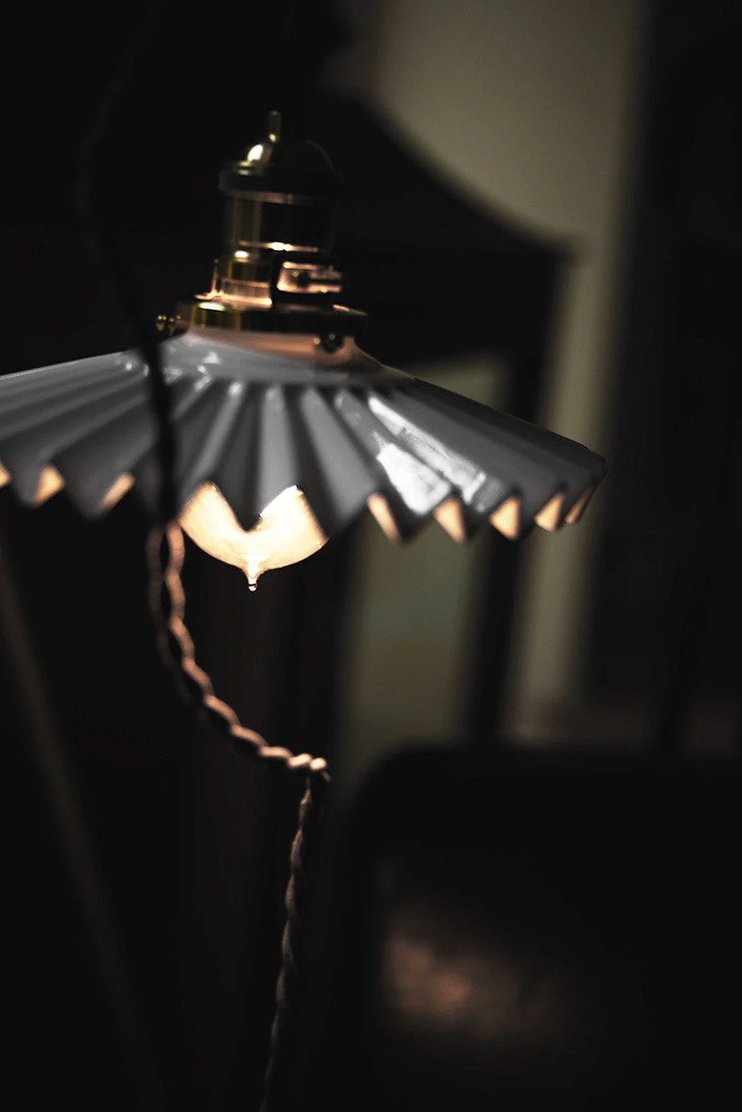 Ceramic Fluted Shade Brass Fitting Pendant Light - Image 8