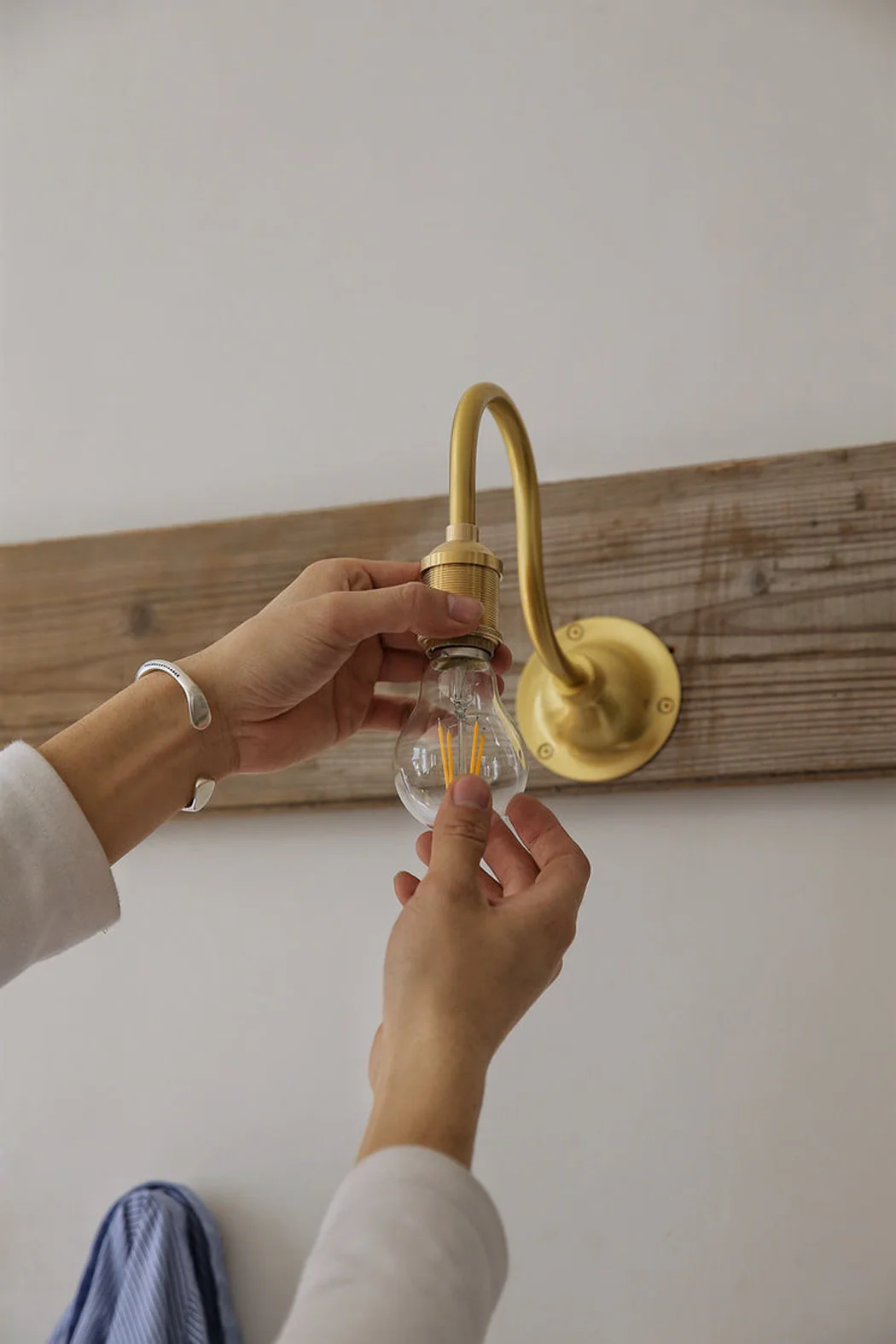 Oberon Wooden Shade Brass gooseneck arm Wall Light - Image 8